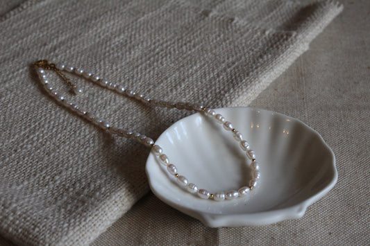Simple pearl necklace